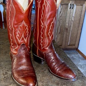 Size 10B (narrow) Tony lama peanut brittle lizard boots minor wear and tare.